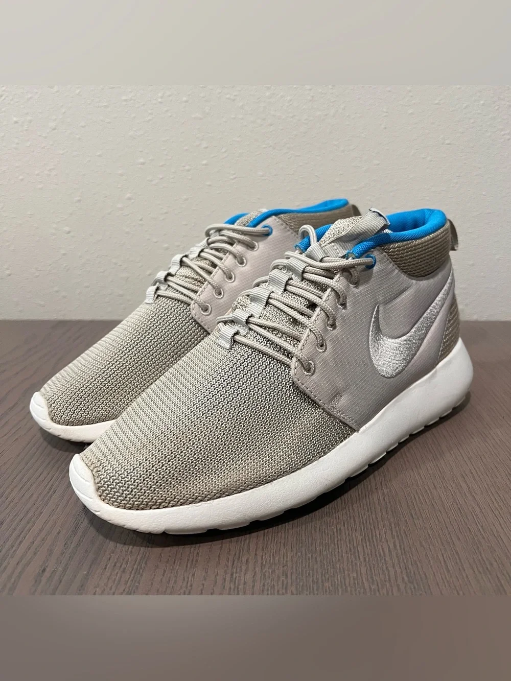 SIZE 8.5 MENS NIKE ROSHE RUN MID